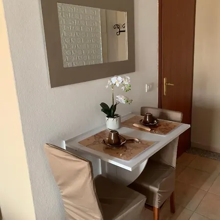 Dolly Guest house *